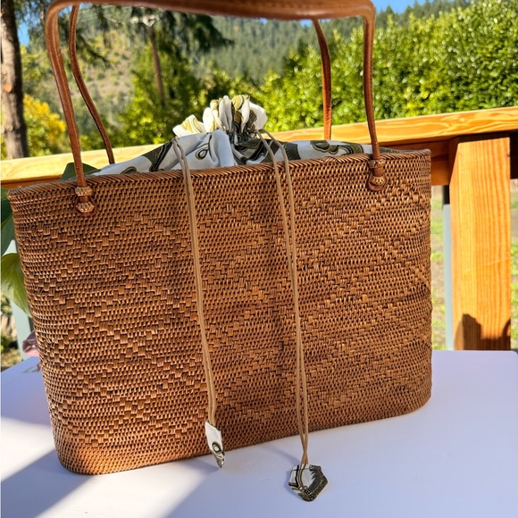 Handbags - Elegant Tan Woven ShivanUrban Tote Bag
